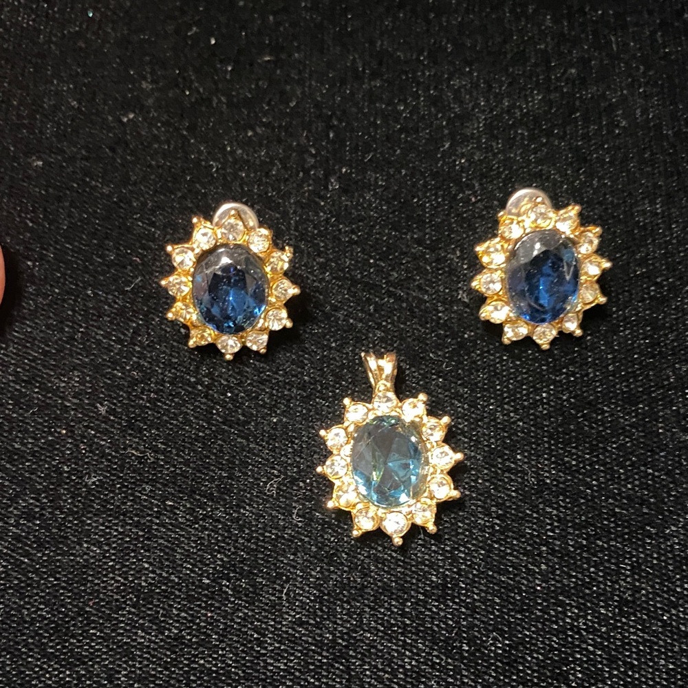 Elegant vintage Blue and clear crystal Gold earrings and pendant Jewelry Set